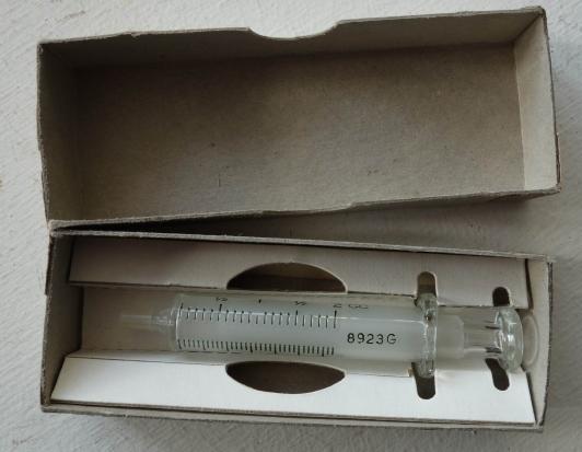 US WW2 Syringe in original clipboard Box