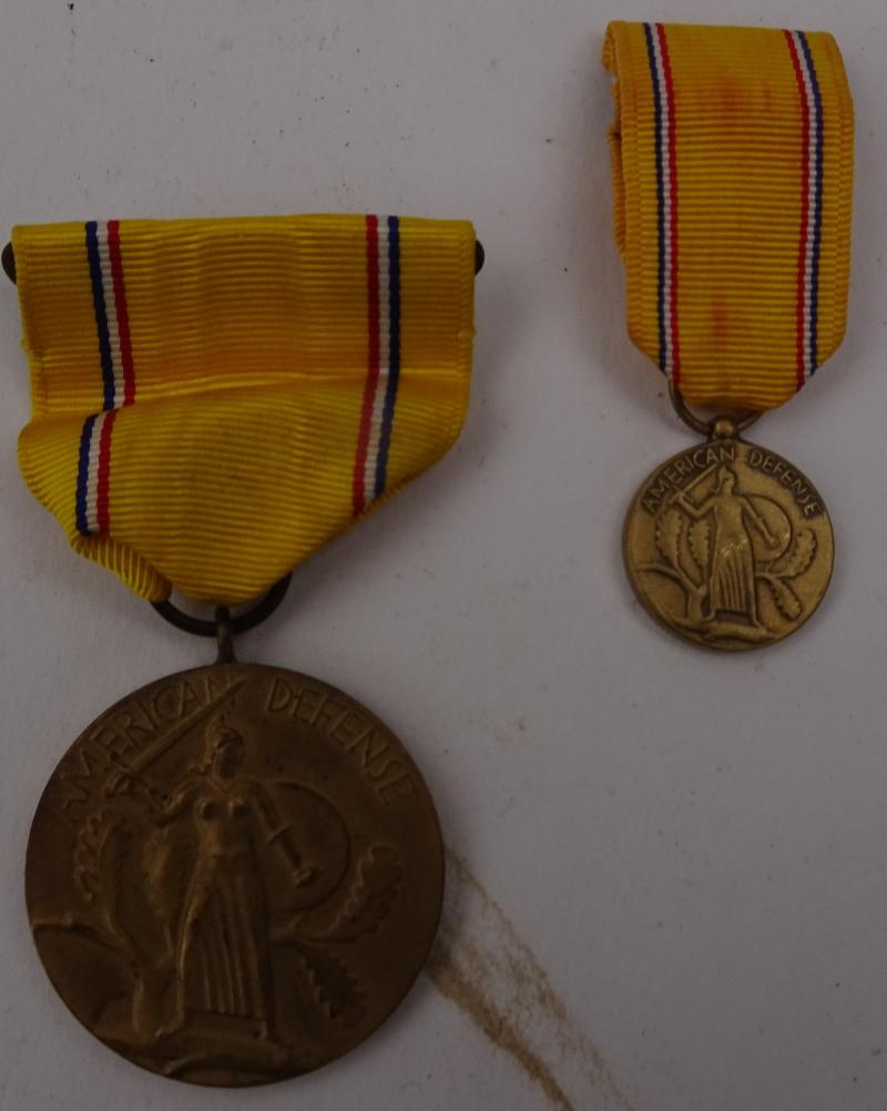 A WW2 US American Defense Medal + miniature