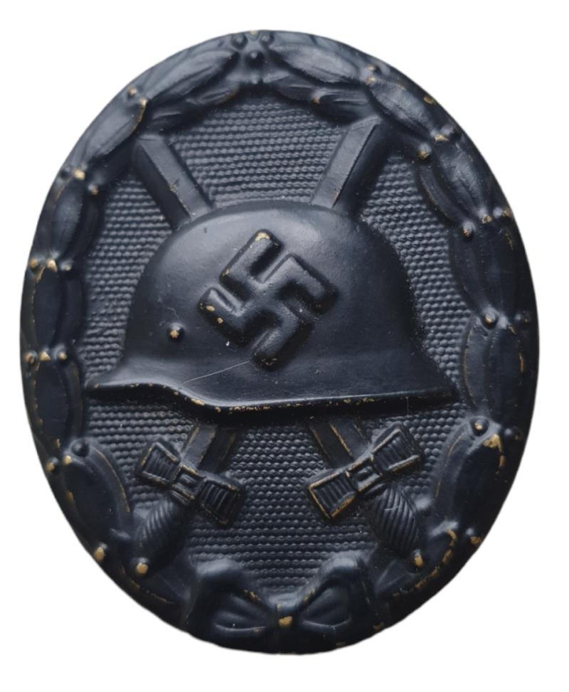 a black  wound  badge ,  