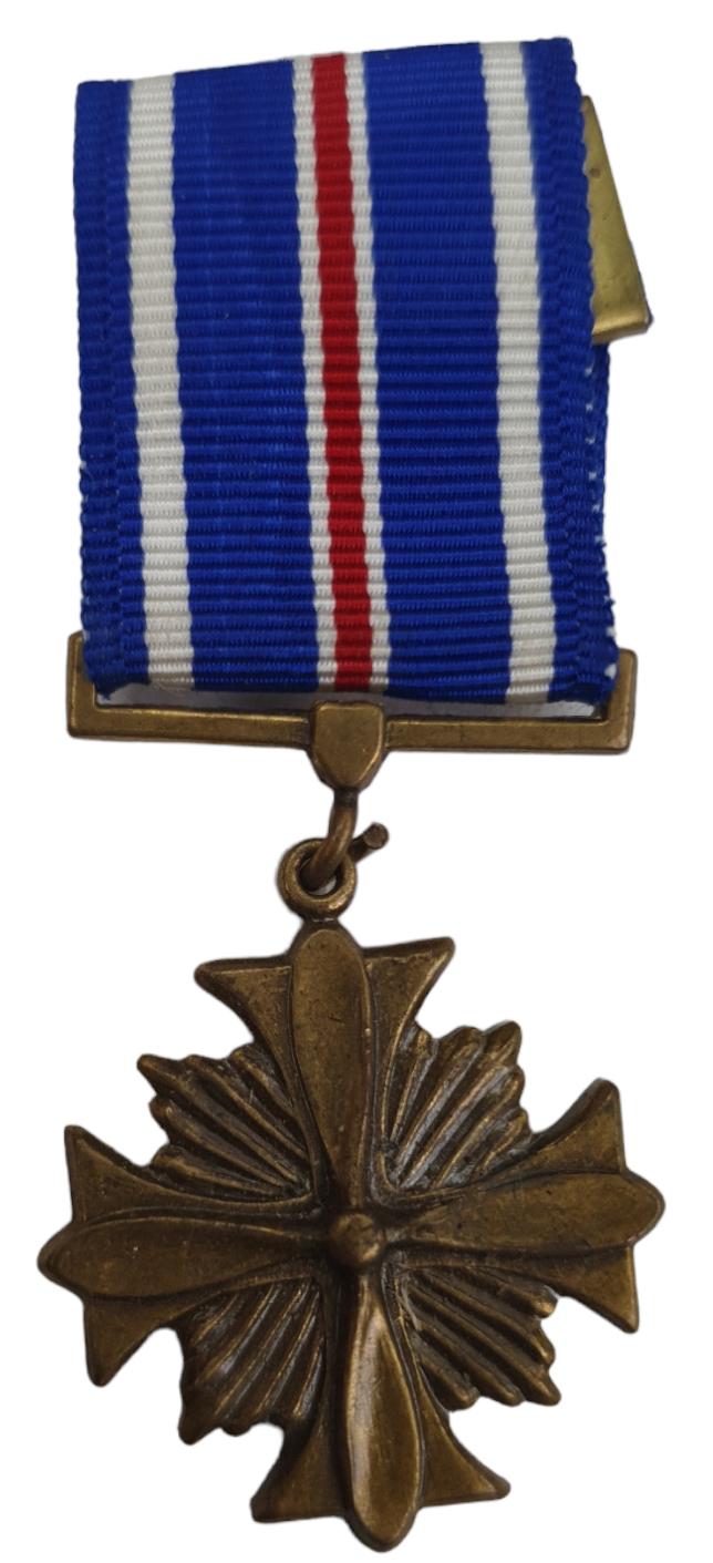 A.  U.S Military Distinguished Flying Cross miniatuur