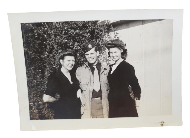 a picture of a us paratrooper with two women