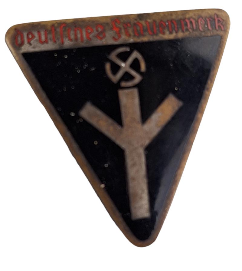 a german ns -frauernschaft  with rzm numbered m1/157