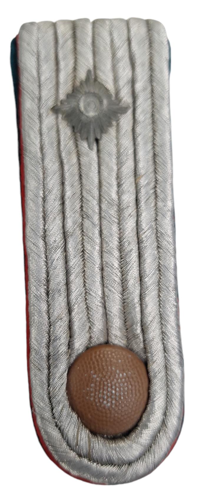 a reserve oberleutnant in the  artillerie shoulder board