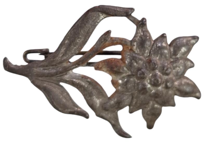 a wehrmacht  gebirgsjäger metal edelweiss cap badge