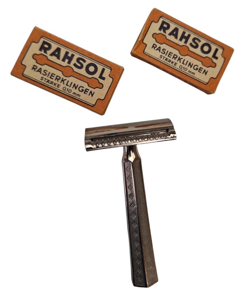 a german rasor with 2 packages off blades