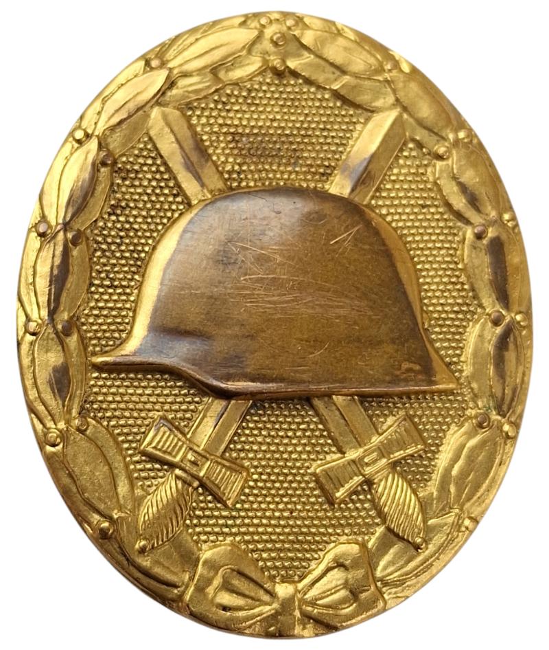 a ww2 wehrmacht  gold wound badge , 