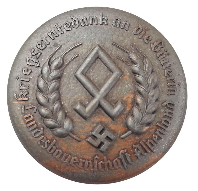 a german  Reichsnährstand Landesbauernschaft Alpenland – Kriegserntedank an die Bäuerin Brooch