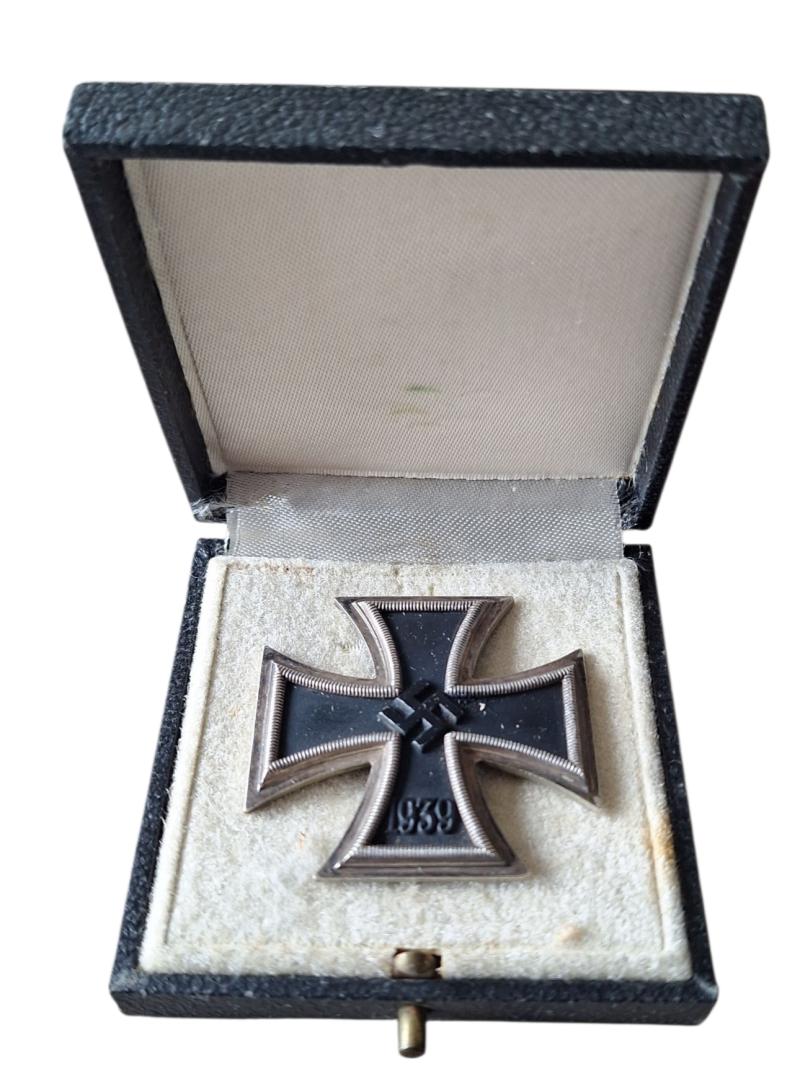 a wehrmacht ww2 iron cross .first class in an original box