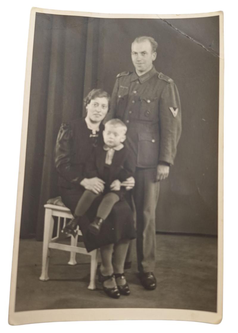 German WW2 postcard with a soldier and his family