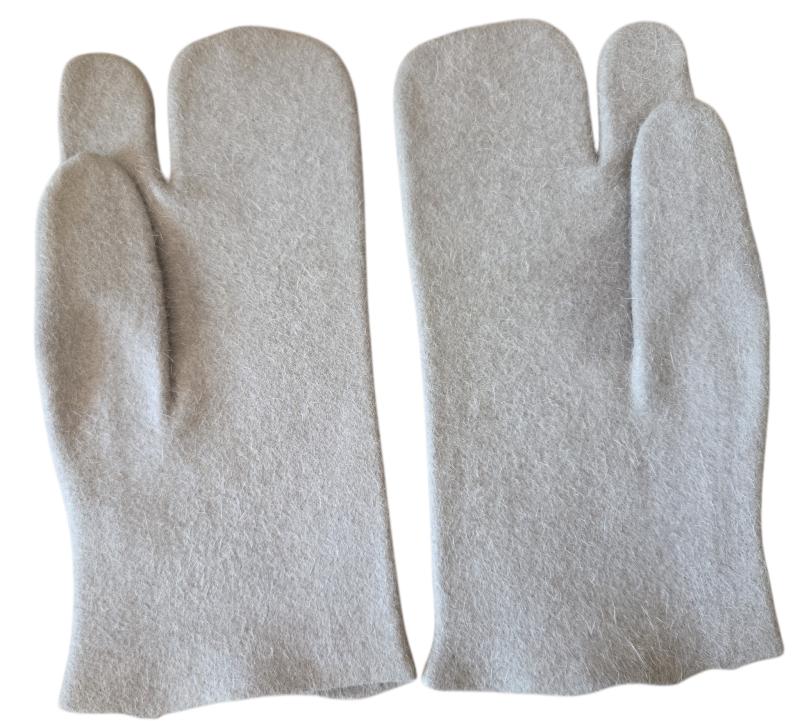 a set of inner gloves