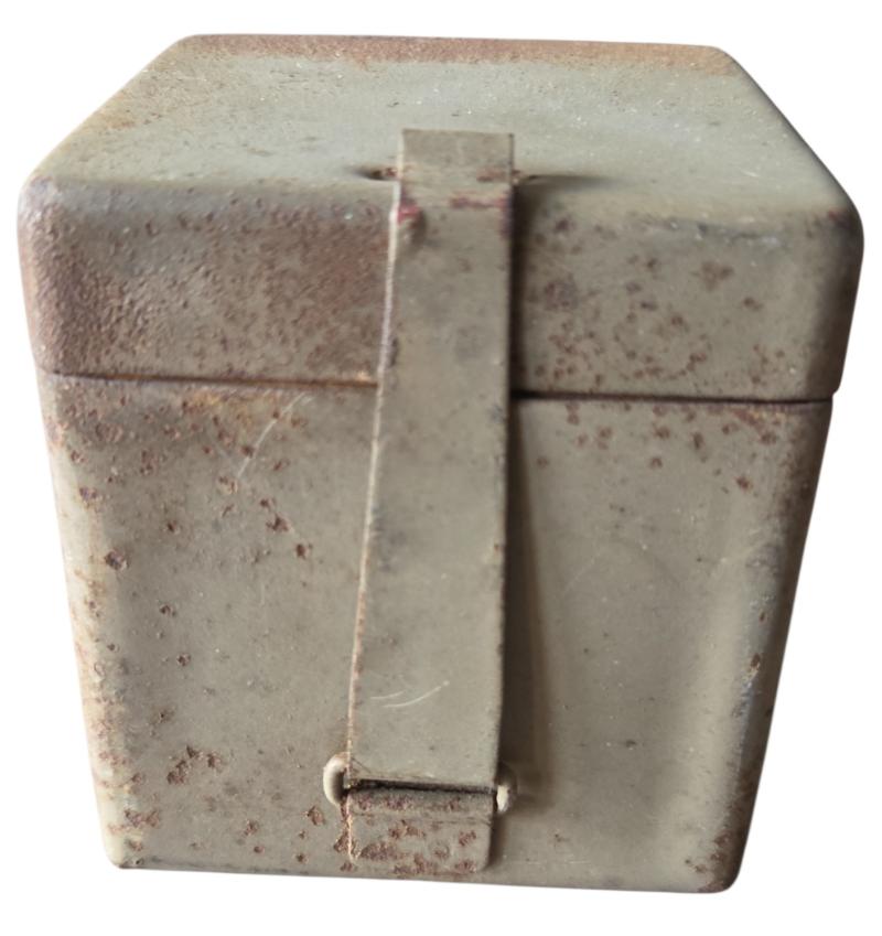 A wehrmacht battery box for the mg34/42 optics