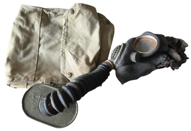 a british ww2 MKVI large gasmasker with pouch