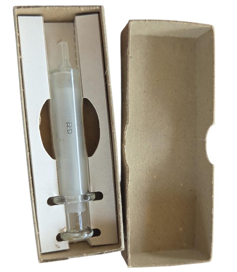 US WW2 Syringe in original clipboard Box