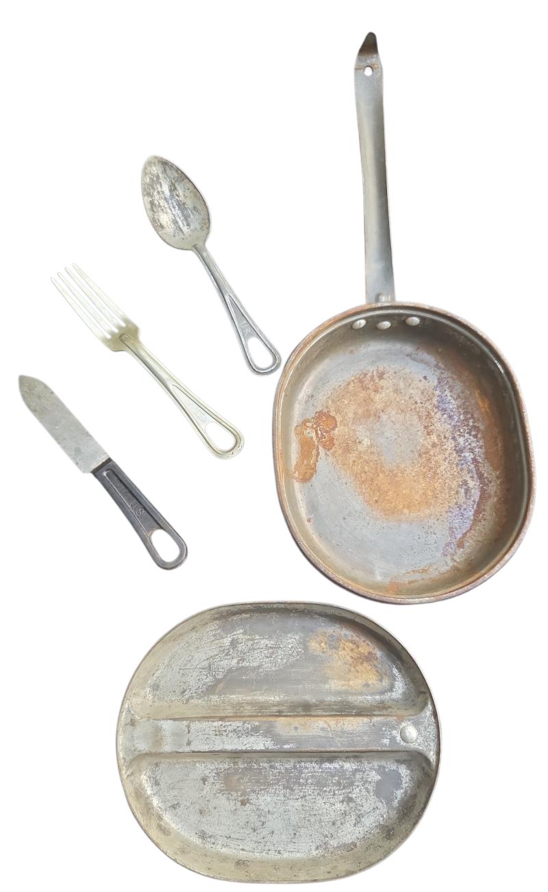 a us ww2 mestin with.spoon, fork,knife