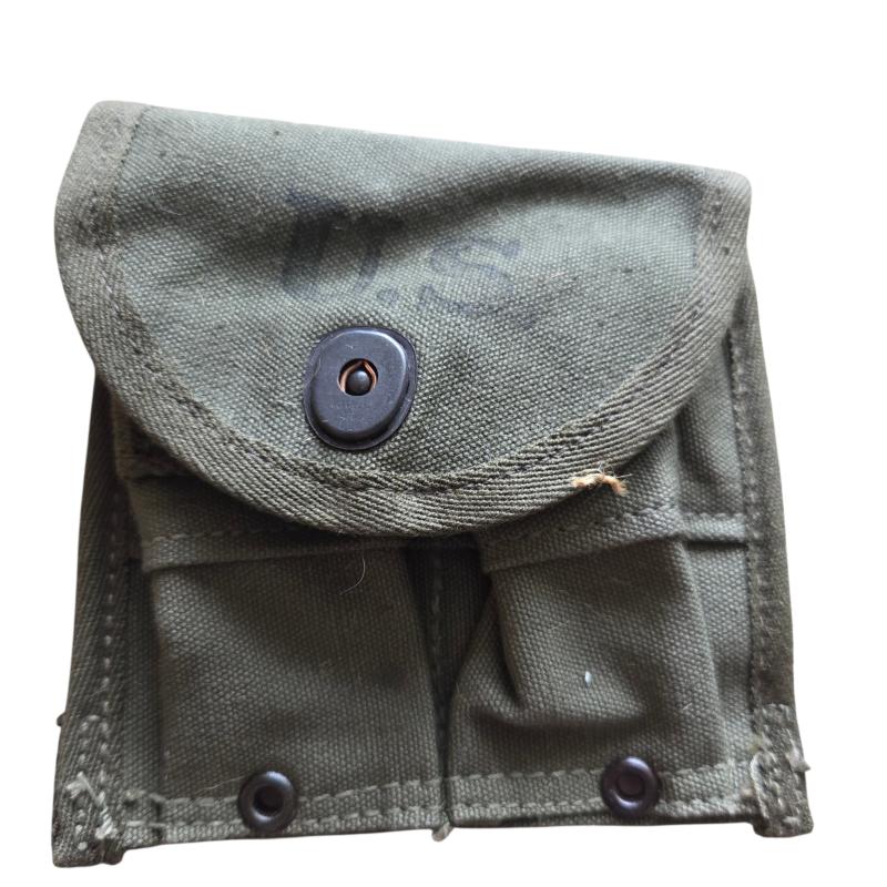 a US WW2 M1 Carbine Ammo Pouch 1945