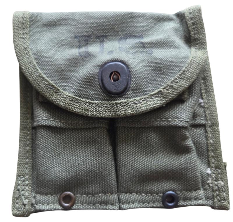 a US WW2 M1 Carbine Ammo Pouch 1945