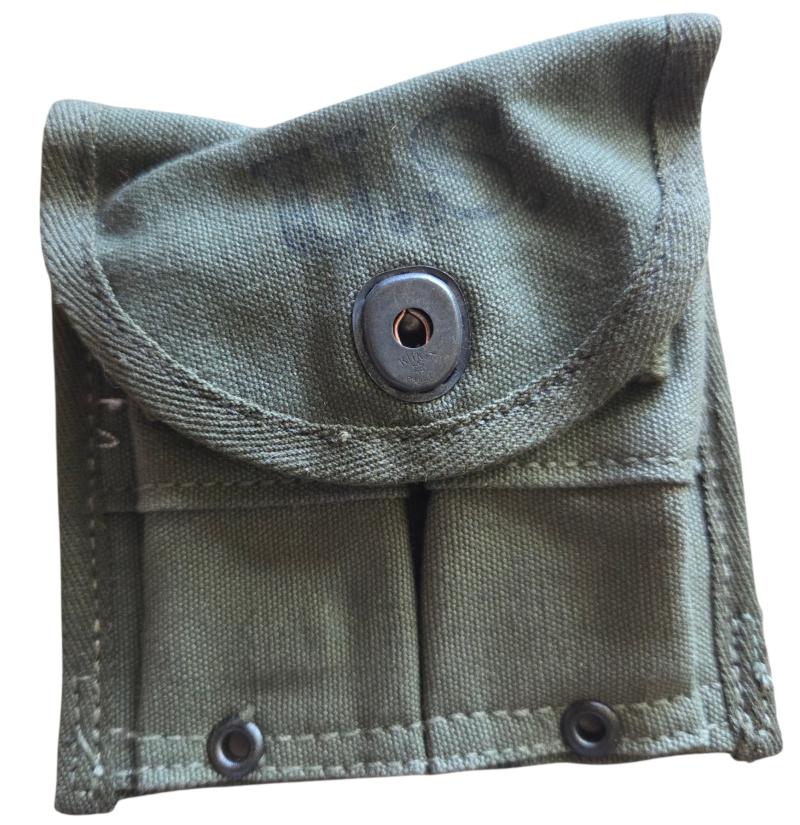 a US WW2 M1 Carbine Ammo Pouch 1945
