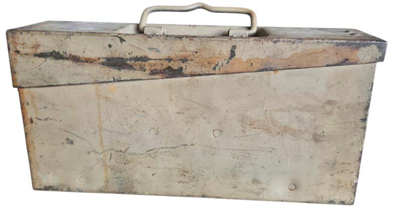tan camouflaged ammunition box for the MG34 and MG42